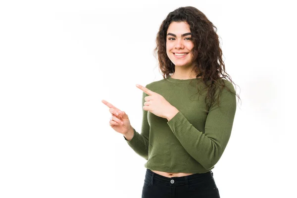 Jovem Feliz Atraente Sorrindo Apontando Para Cima Com Dois Dedos — Fotografia de Stock