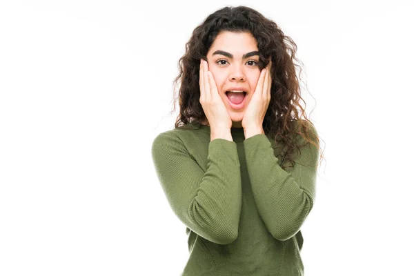 Mujer Joven Hispana Mirando Sorprendida Con Las Manos Los Costados —  Fotos de Stock