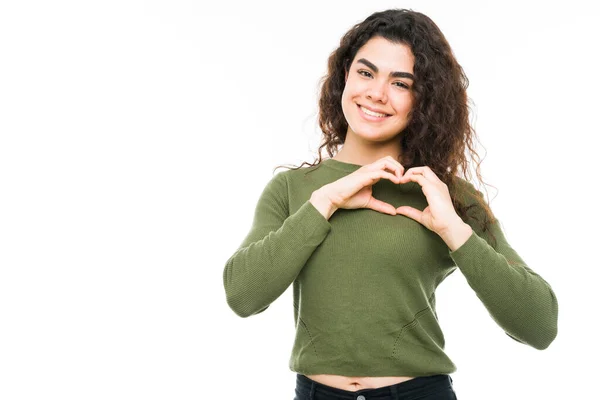 Ung Kvinna Kärlek Gör Ett Hjärttecken Med Händerna Över Bröstet — Stockfoto