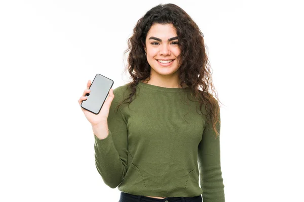 Χαμογελαστή Νεαρή Γυναίκα Απομονωμένη Λευκό Φόντο Κρατώντας Ένα Έξυπνο Τηλέφωνο — Φωτογραφία Αρχείου
