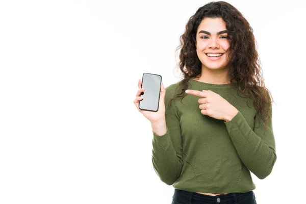 Happy Latin Woman Pointing Her Finger Her New Smartphone Screen — Stock Photo, Image