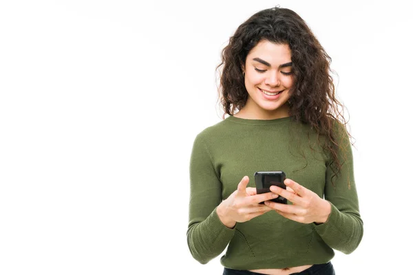 Hispanic Woman Typing Texting Her Smart Phone Smiling Young Woman — Stock Photo, Image