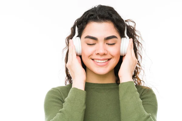 Mujer Joven Latina Pacífica Con Auriculares Inalámbricos Relajante Relajante Mientras —  Fotos de Stock