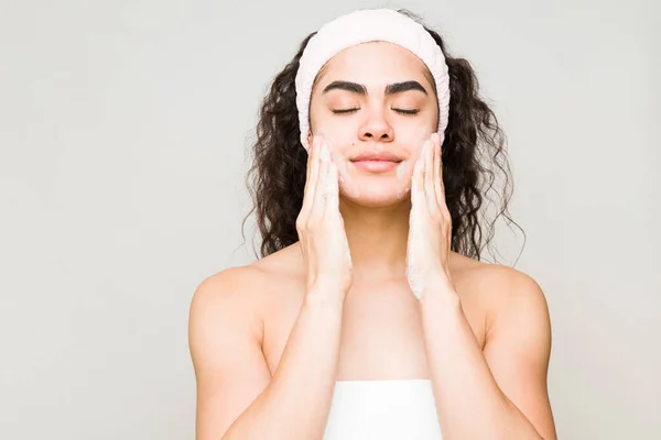 Aantrekkelijke Spaanse Vrouw Die Een Handdoek Draagt Zeepreiniger Haar Huid — Stockfoto