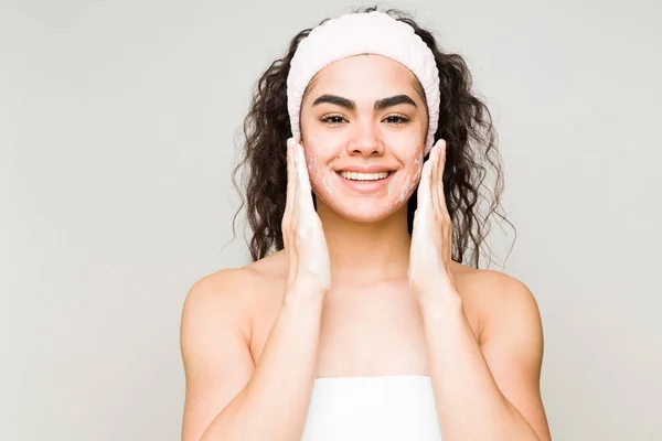 Havlu Saç Bandı Takıp Yüzünü Sabun Yüz Temizleyici Ile Yıkayan — Stok fotoğraf