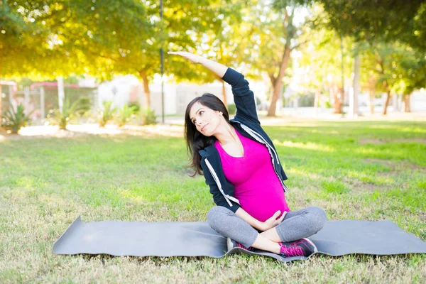 Bella Donna Incinta Che Esercizi Stretching Braccia Donna Caucasica Seduta — Foto Stock