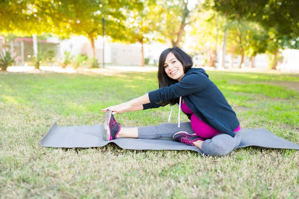 Retrato Una Mujer Embarazada Sonriente Estirando Sus Piernas Brazos Una —  Fotos de Stock