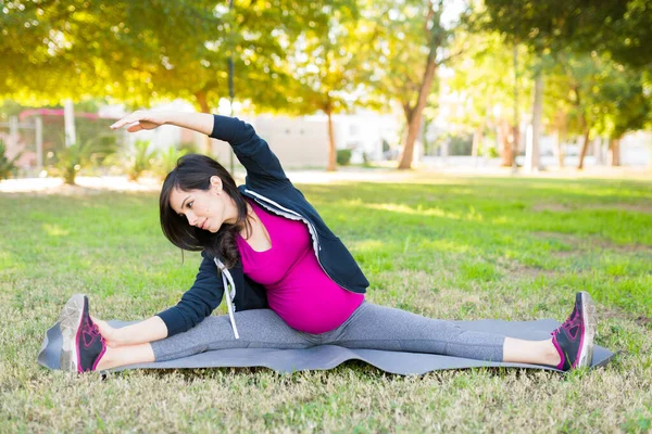 Vacker Gravid Kvinna Som Sträcker Armar Och Ben Yogamatta Aktiv — Stockfoto