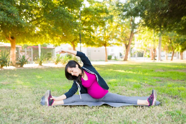 Mujer Embarazada Sonriente Disfrutando Entrenamiento Parque Durante Día Soleado Mujer —  Fotos de Stock