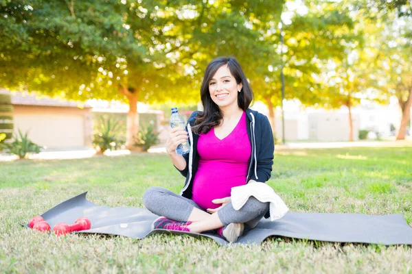 Femme Enceinte Caucasienne Regardant Caméra Souriant Femme Avec Des Vêtements — Photo