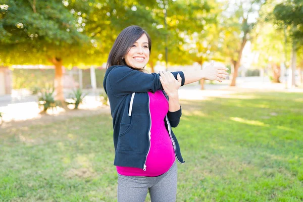 Mujer Embarazada Sonriente Estirándose Calentándose Antes Comenzar Sus Ejercicios Entrenamiento —  Fotos de Stock