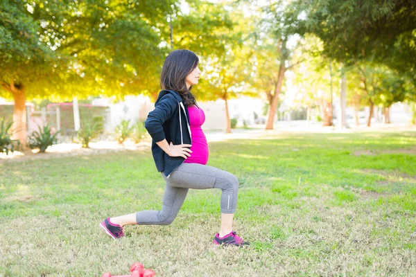 Vue Latérale Une Jolie Femme Enceinte Faisant Des Exercices Jambes — Photo