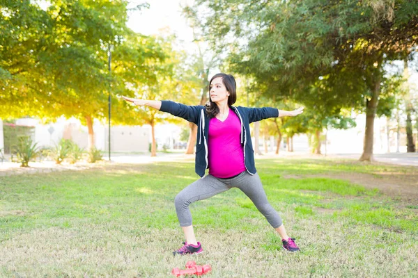 Gesunde Frau Die Praktiziert Yoga Freien Fit Schwangere Frau Macht — Stockfoto