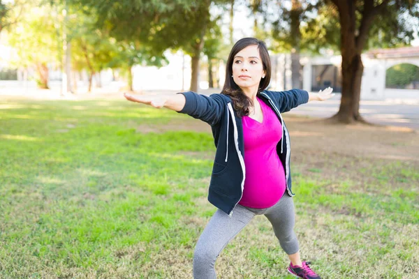 Snygg Gravid Kvinna Fokuserad Att Göra Krigaryogapose Kvinnan Årsåldern Håller — Stockfoto