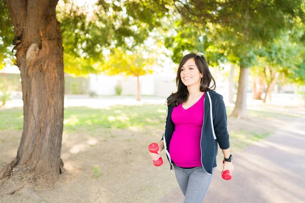 Una Mujer Embarazada Sonriente Está Corriendo Pista Del Parque Mujer —  Fotos de Stock