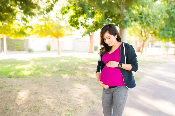 Fit Zwangere Vrouw Met Activewear Aanraken Liefdevol Kijken Naar Haar — Stockfoto