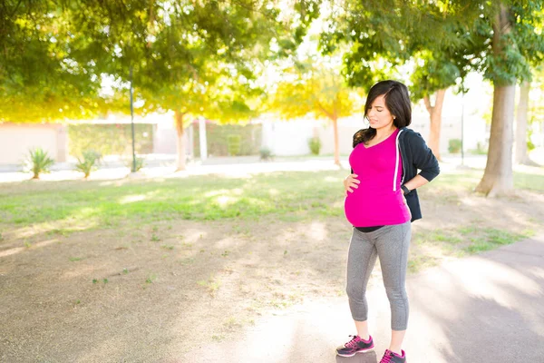 Femme Enceinte Tenue Sport Avec Une Expression Inquiète Douloureuse Jolie — Photo