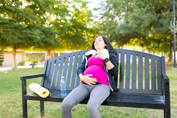 ベンチの公園に座っている間に疲れている妊婦さん アクティブ女性は彼女のワークアウトの練習後に休んで — ストック写真