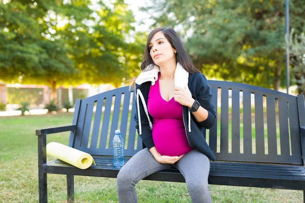 Snygg Gravid Kvinna Sitter Parkbänken Med Trött Och Utmattad Uttryck — Stockfoto