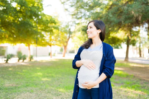 Güzel Göbeğini Okşarken Gökyüzüne Bakan Hamile Bir Kadın Bebek Bekleyen — Stok fotoğraf