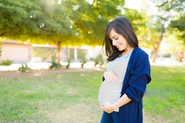 Vacker Gravid Kvinna Som Tittar Ner Magen Hängiven Och Tillgiven — Stockfoto