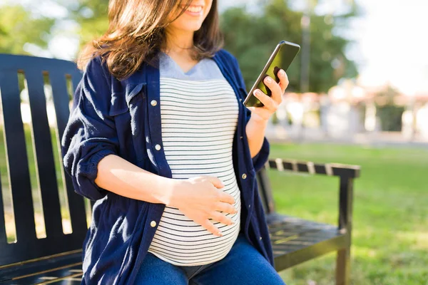 Närbild Lycklig Gravid Kvinna Som Sitter Parkbänk Och Smeker Magen — Stockfoto