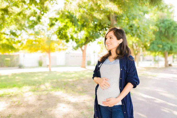 Mujer Embarazada Con Una Mirada Brillante Ropa Causal Dando Paseo — Foto de Stock