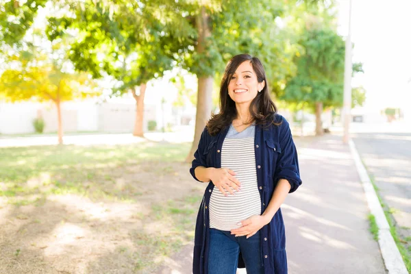 Portret Uśmiechniętej Świecącej Kobiety Ciąży Dotykającej Brzucha Podczas Spaceru Parku — Zdjęcie stockowe