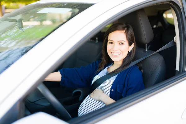 Retrato Una Mujer Embarazada Sonriente Conduciendo Coche Con Cinturón Seguridad —  Fotos de Stock