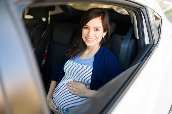 Portret Van Een Zwangere Vrouw Die Lacht Met Autoruiten Naar — Stockfoto