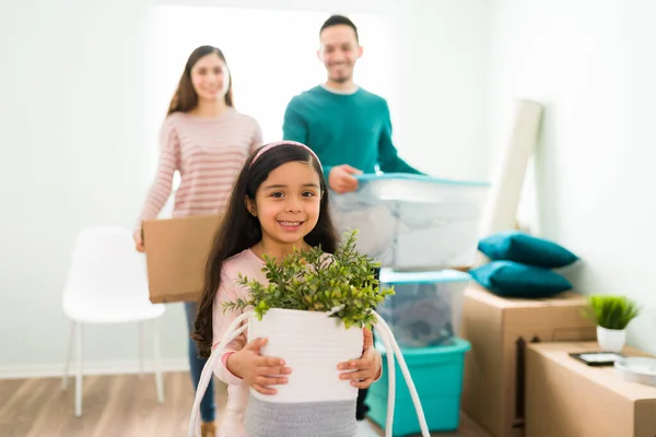 Hermosa Niña Elemental Sonriendo Sosteniendo Una Planta Verde Acompañada Por —  Fotos de Stock