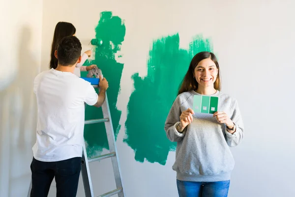 Mujer Joven Hispana Sosteniendo Una Muestra Color Para Pintar Pared — Foto de Stock