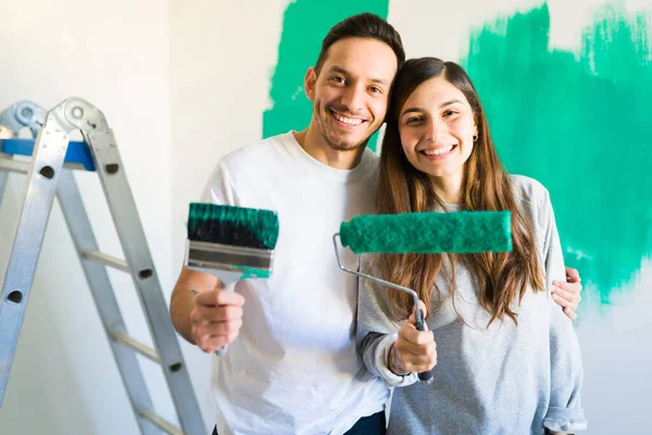 Felices Recién Casados Sosteniendo Rodillos Pintura Sonriendo Retrato Una Atractiva — Foto de Stock