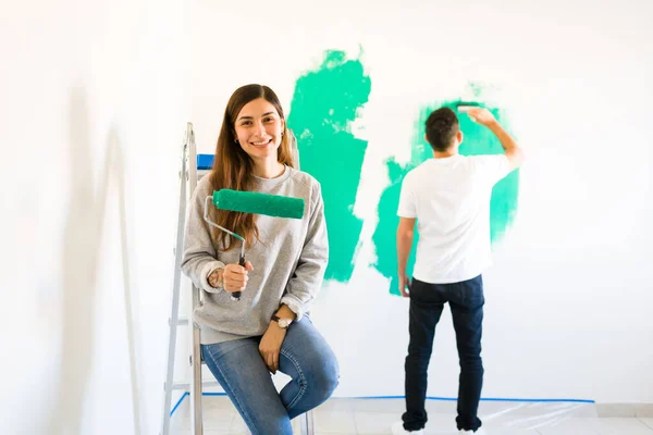 Bastante Práctica Esposa Pintando Las Paredes Con Rodillo Pintura Largo — Foto de Stock