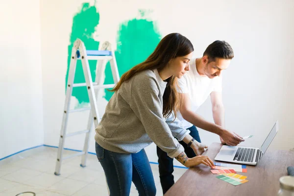 Mujer Joven Sosteniendo Una Paleta Colores Mientras Navega Consejos Decoración — Foto de Stock