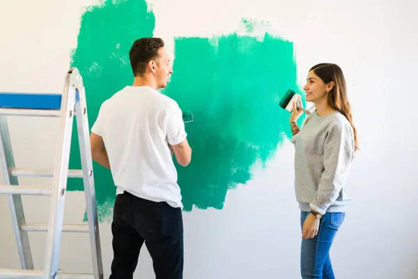 Feliz Joven Sonriente Hombre Usando Pincel Rodillo Pintura Para Pintar — Foto de Stock