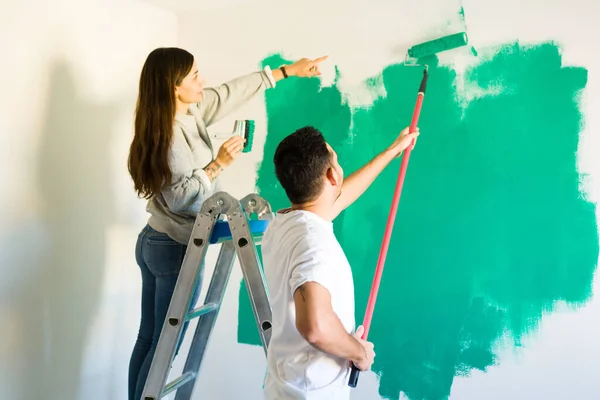 Die Hispanische Freundin Ihren Zwanzigern Zeigt Auf Ihren Handlichen Freund — Stockfoto