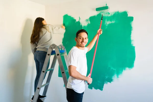 Homme Souriant Dans Trentaine Peint Mur Vert Avec Rouleau Peinture — Photo