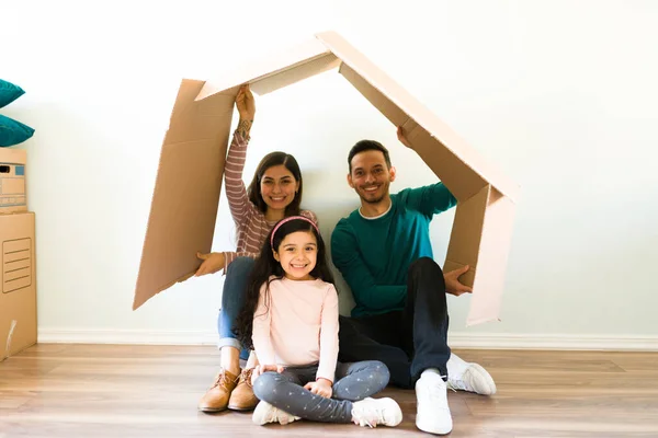 Hispánská Rodina Drží Nad Hlavami Lepenkovou Krabici Tvoří Střechu Domu — Stock fotografie