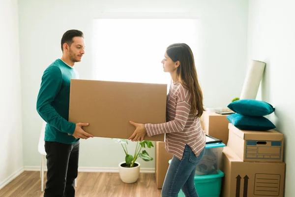 Vriend Vriendin Met Een Doos Met Decoratie Spullen Spaanse Echtpaar — Stockfoto