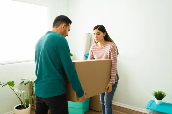 Latin Couple Working Together Unpacking Stuff Furniture Living Room Young — Stock Photo, Image