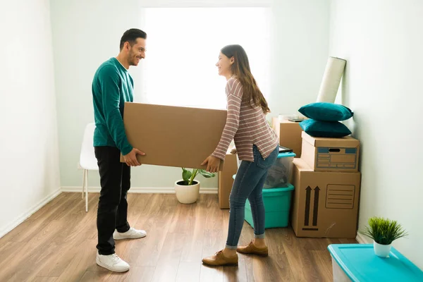 Pareja Casada Sonriente Llevando Una Caja Grande Nueva Sala Estar —  Fotos de Stock