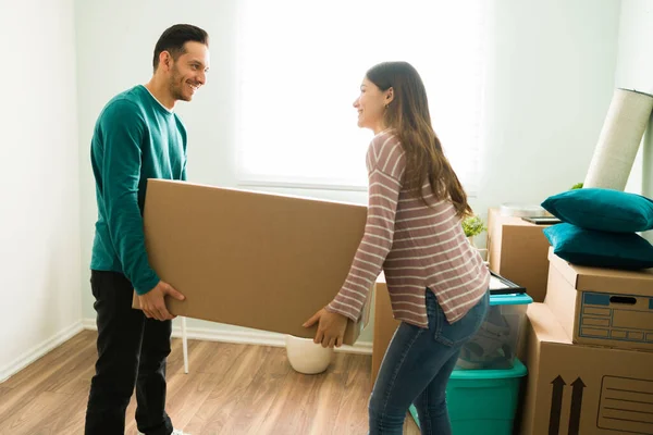 Zijaanzicht Van Een Pasgetrouwde Die Aankomt Hun Nieuwe Appartement Huis — Stockfoto