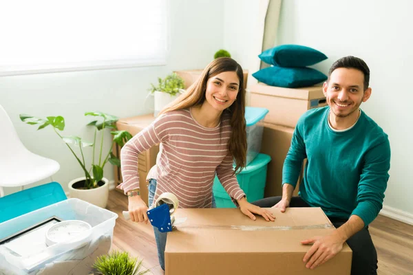 Retrato Una Pareja Guapa Recién Casados Sentados Sala Estar Con —  Fotos de Stock