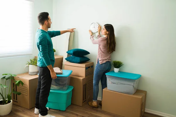 Mooie Vrouw Die Haar Man Vraagt Klok Aan Muur Recht — Stockfoto