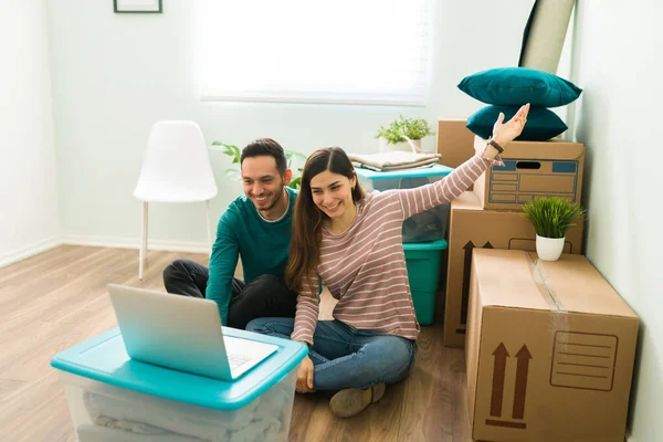 Gelukkig Pasgetrouwden Zijn Net Verhuisd Naar Een Nieuw Huis Spannend — Stockfoto