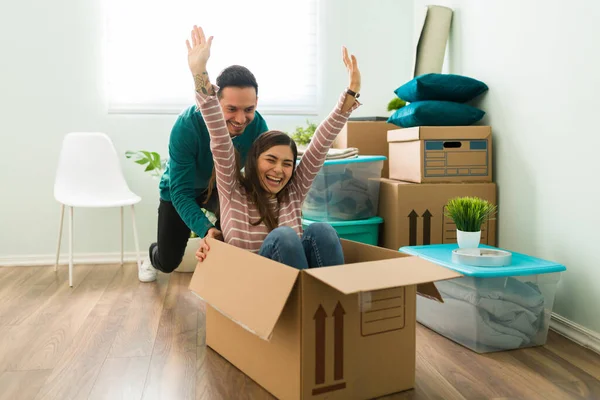 Jeune Couple Heureux Amuser Jouer Dans Salon Avec Une Boîte — Photo