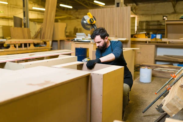 Hombre Hispano Unos Años Haciendo Carpintería Gran Taller Carpintero Masculino — Foto de Stock