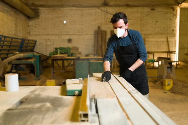 Ein Mann Den 30Er Jahren Schneidet Einer Werkstatt Holzstäbe Mit — Stockfoto