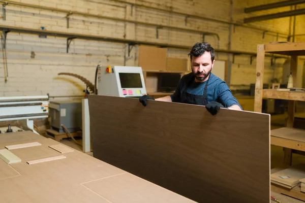 Carpintero Masculino Trabajador Que Trabaja Con Panel Madera Contrachapada Para — Foto de Stock